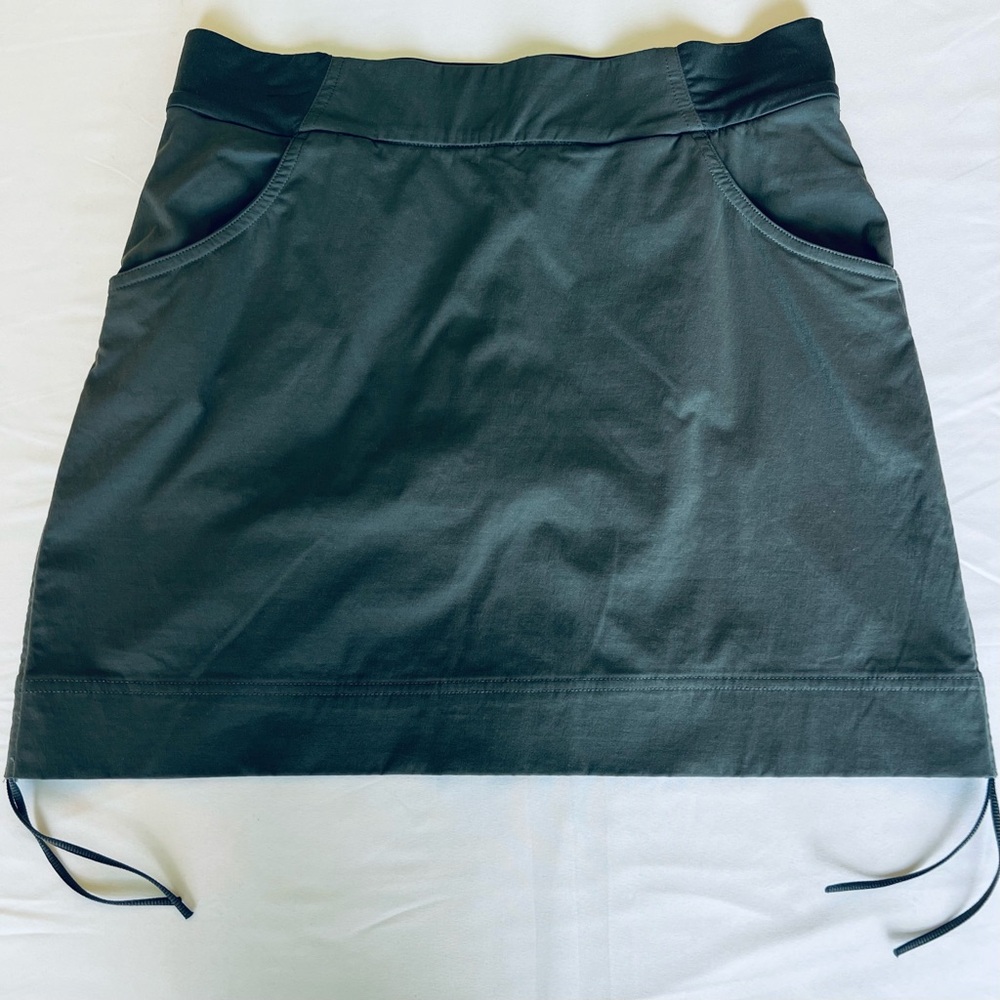 Columbia Black Skirt with Pockets EUC size Medium M Omni-Shield built in shorts